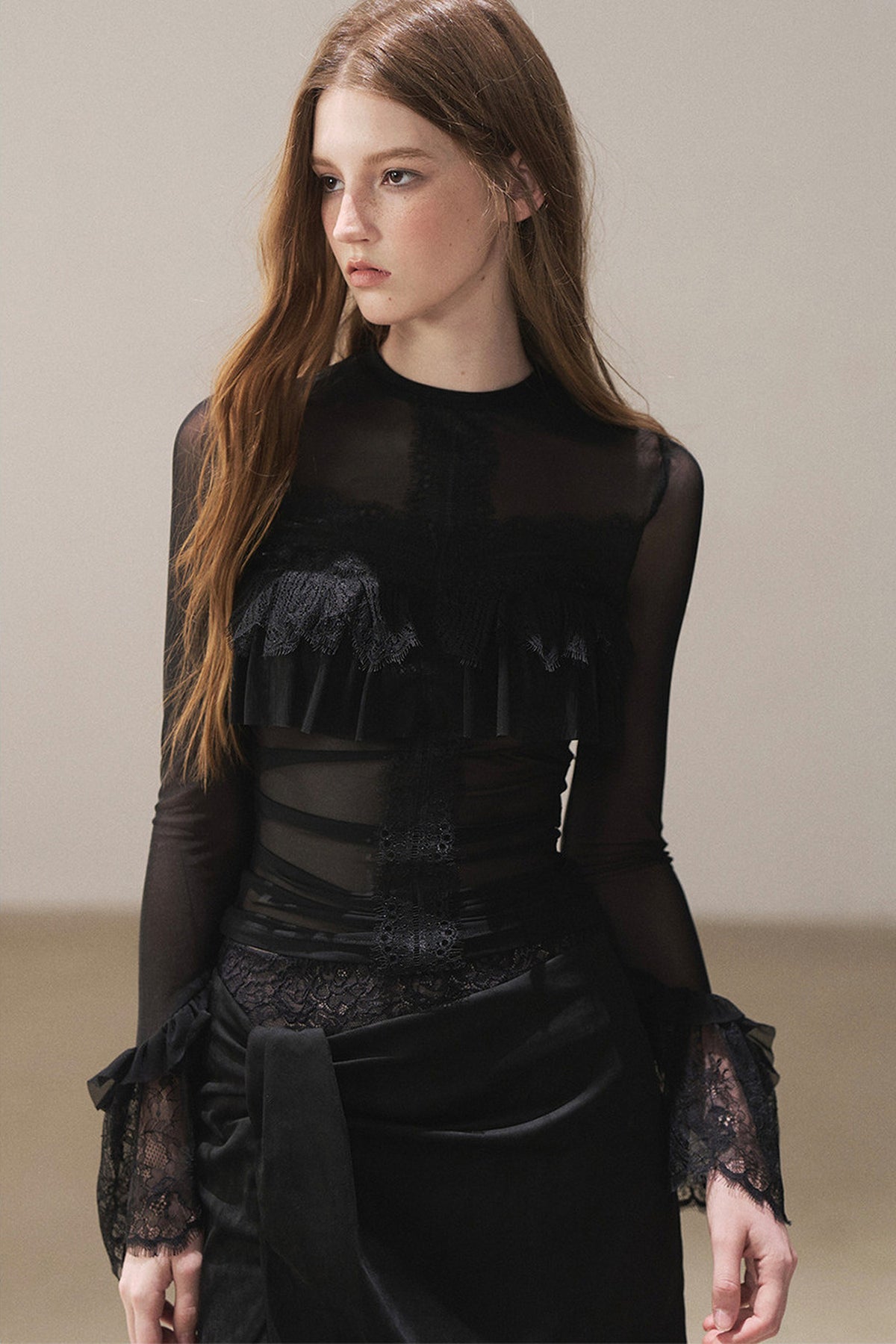 Blusa de encaje transparente con volantes y mangas acampanadas