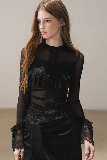 Blusa de encaje transparente con volantes y mangas acampanadas