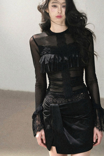 Blusa de encaje transparente con volantes y mangas acampanadas
