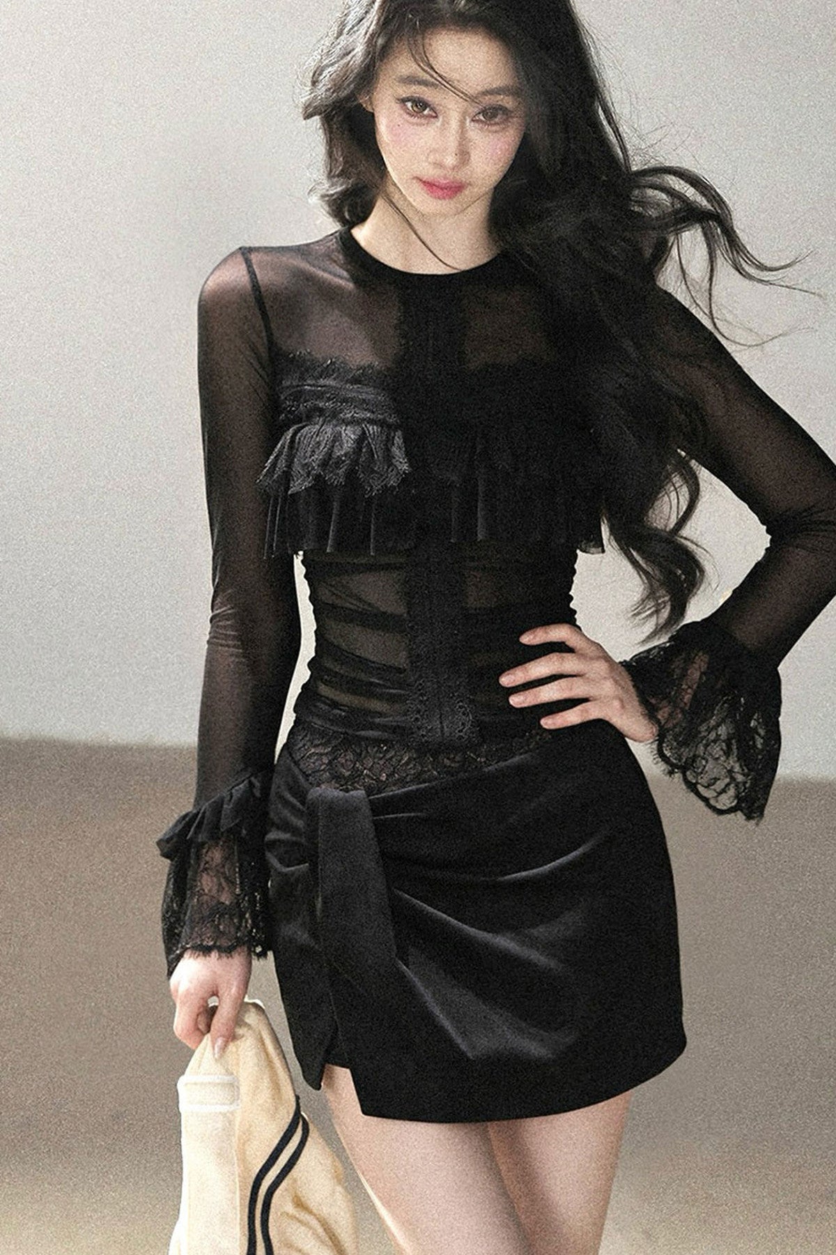 Blusa de encaje transparente con volantes y mangas acampanadas