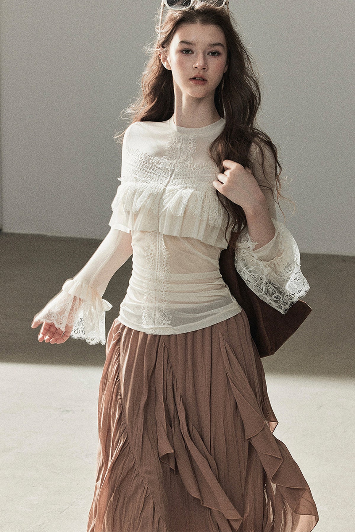 Blusa de encaje transparente con volantes y mangas acampanadas