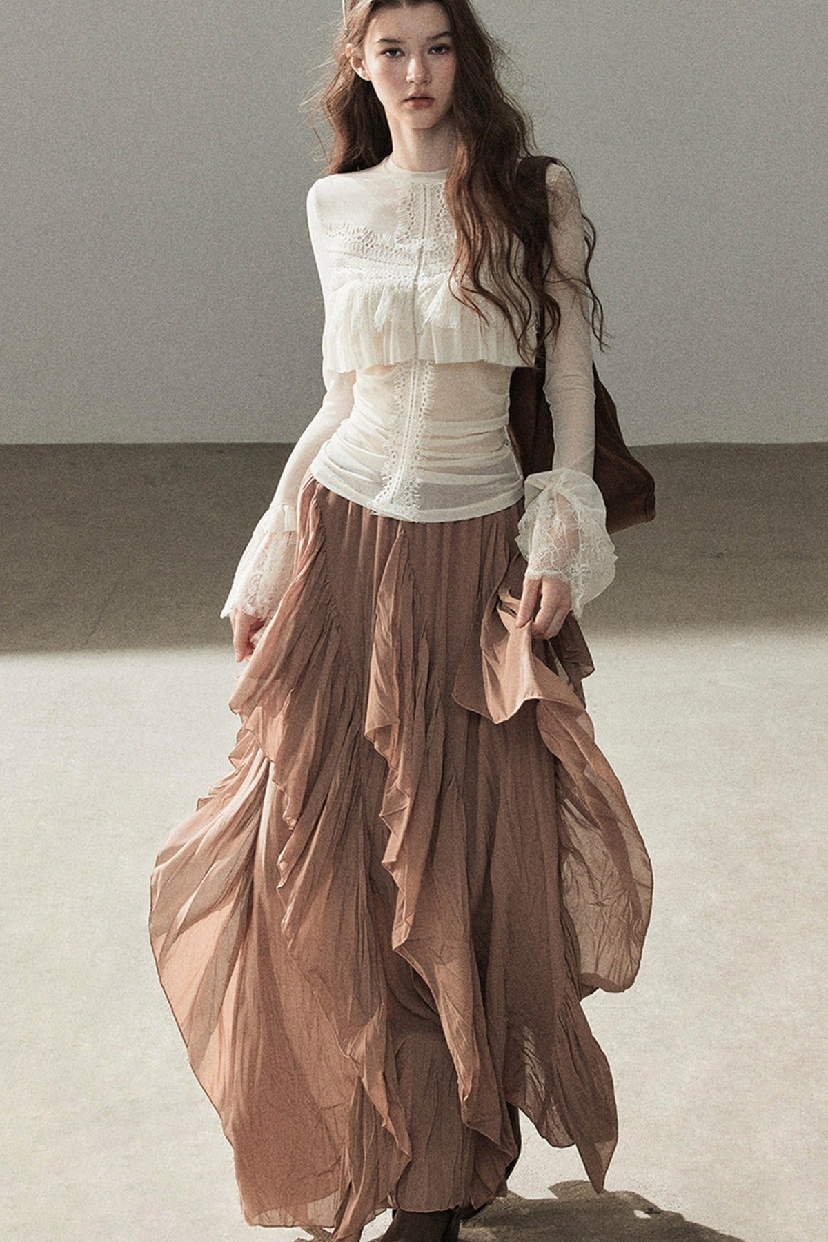 Blusa de encaje transparente con volantes y mangas acampanadas