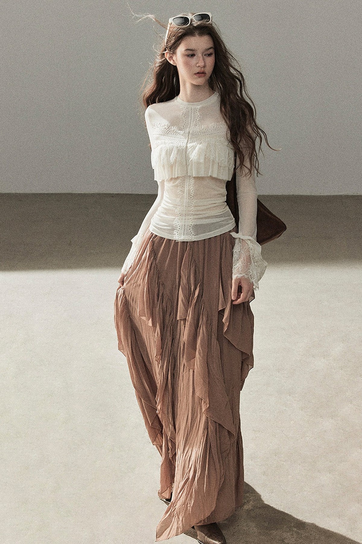 Blusa de encaje transparente con volantes y mangas acampanadas