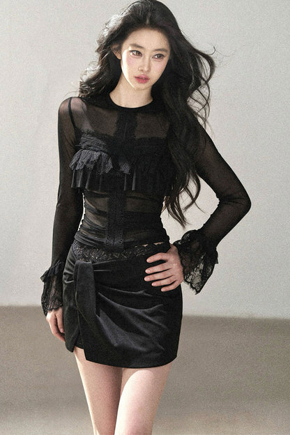 Blusa de encaje transparente con volantes y mangas acampanadas