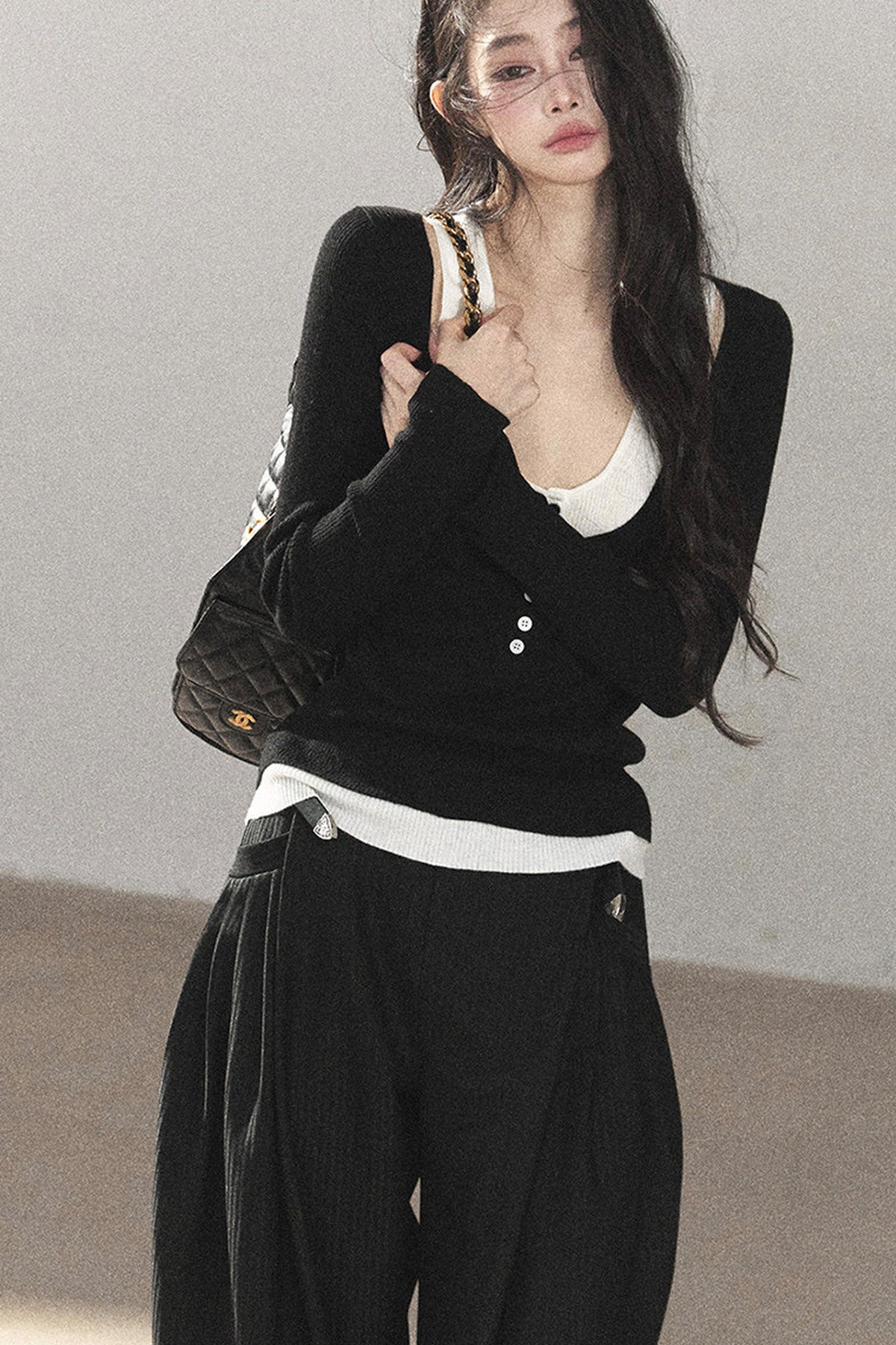 T-shirt in maglia con scollo a U effetto stratificato
