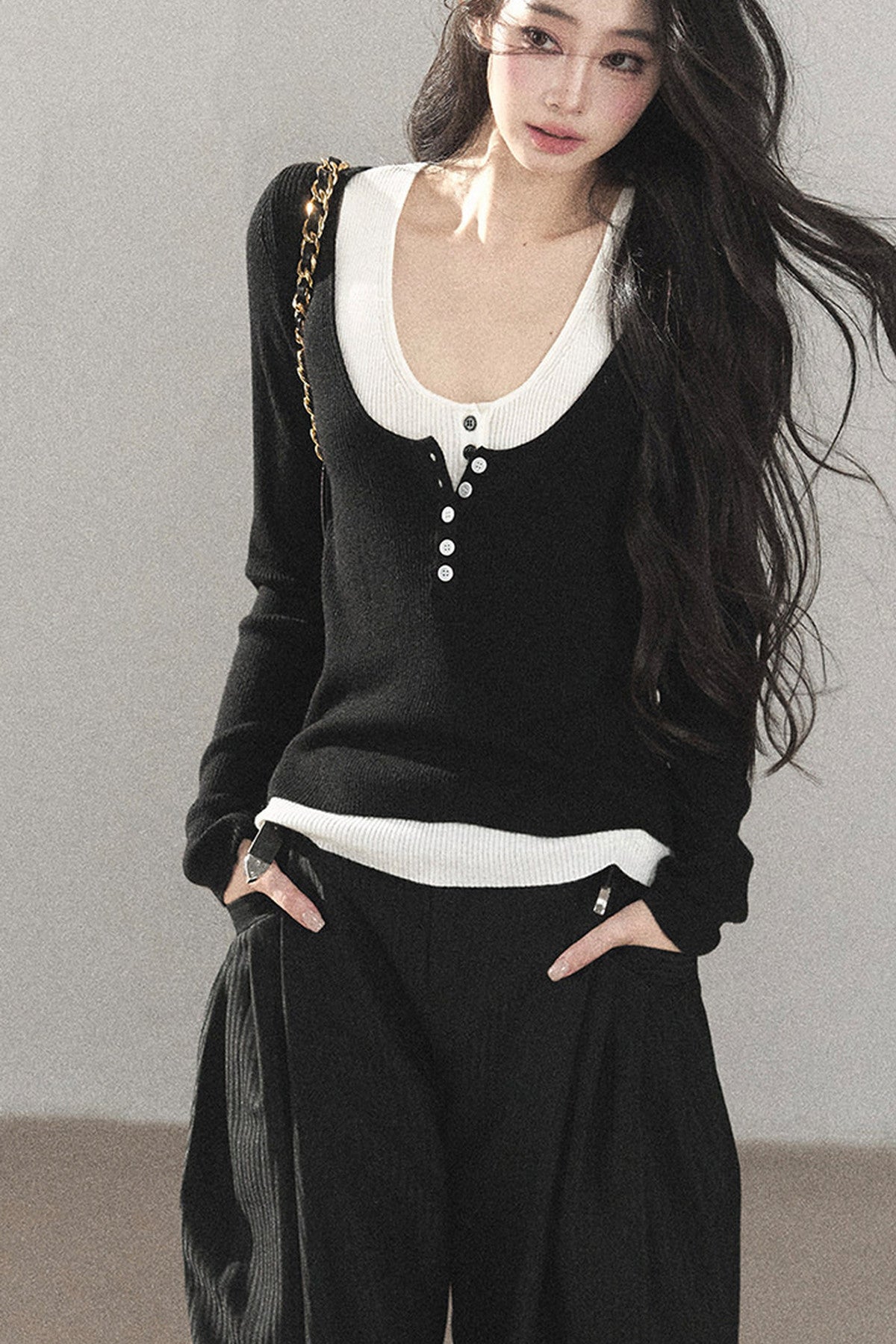 T-shirt in maglia con scollo a U effetto stratificato