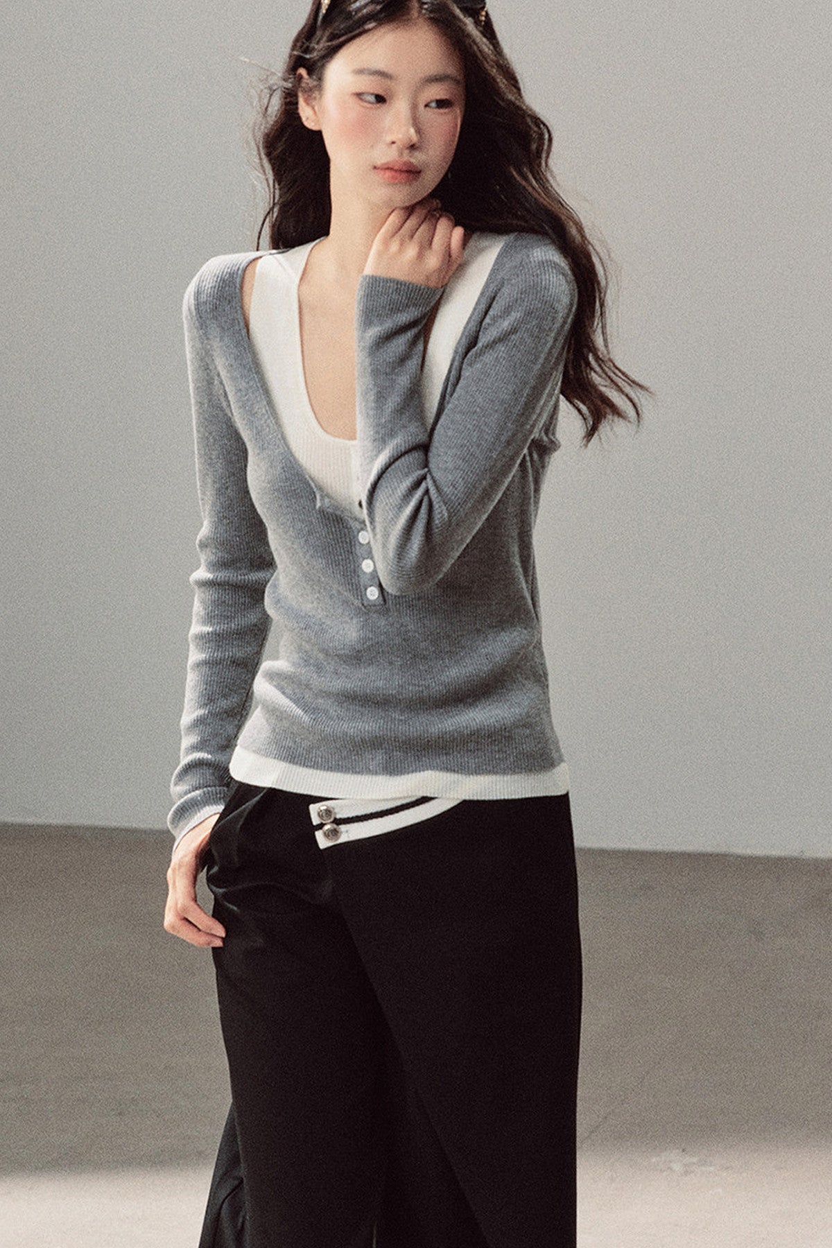 T-shirt in maglia con scollo a U effetto stratificato