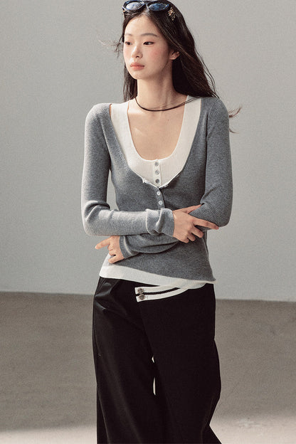 T-shirt in maglia con scollo a U effetto stratificato