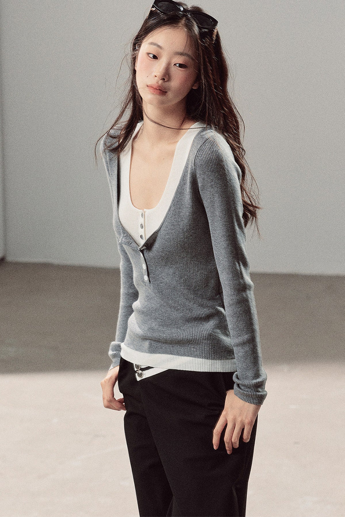 T-shirt in maglia con scollo a U effetto stratificato