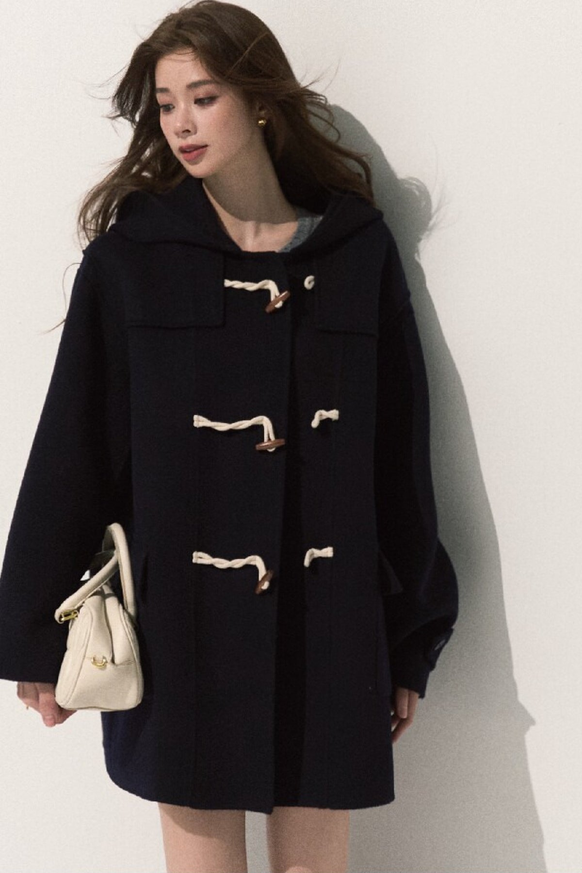 Manteau en laine à capuche avec brandebourgs