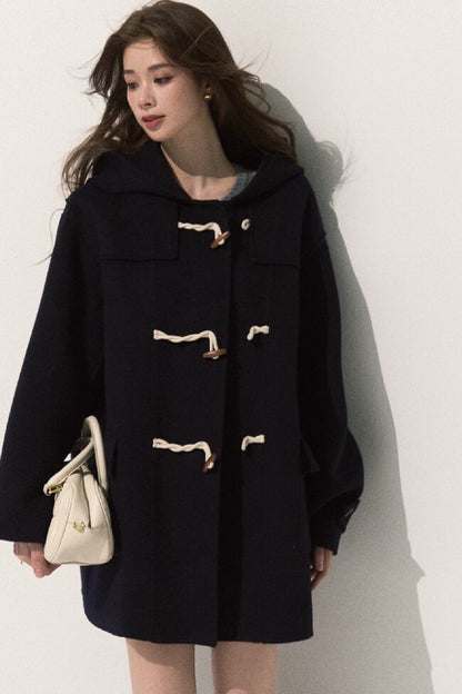Manteau en laine à capuche avec brandebourgs