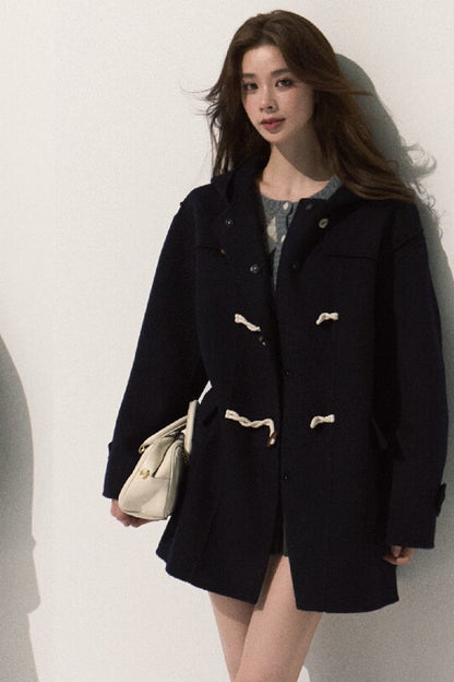 Manteau en laine à capuche avec brandebourgs