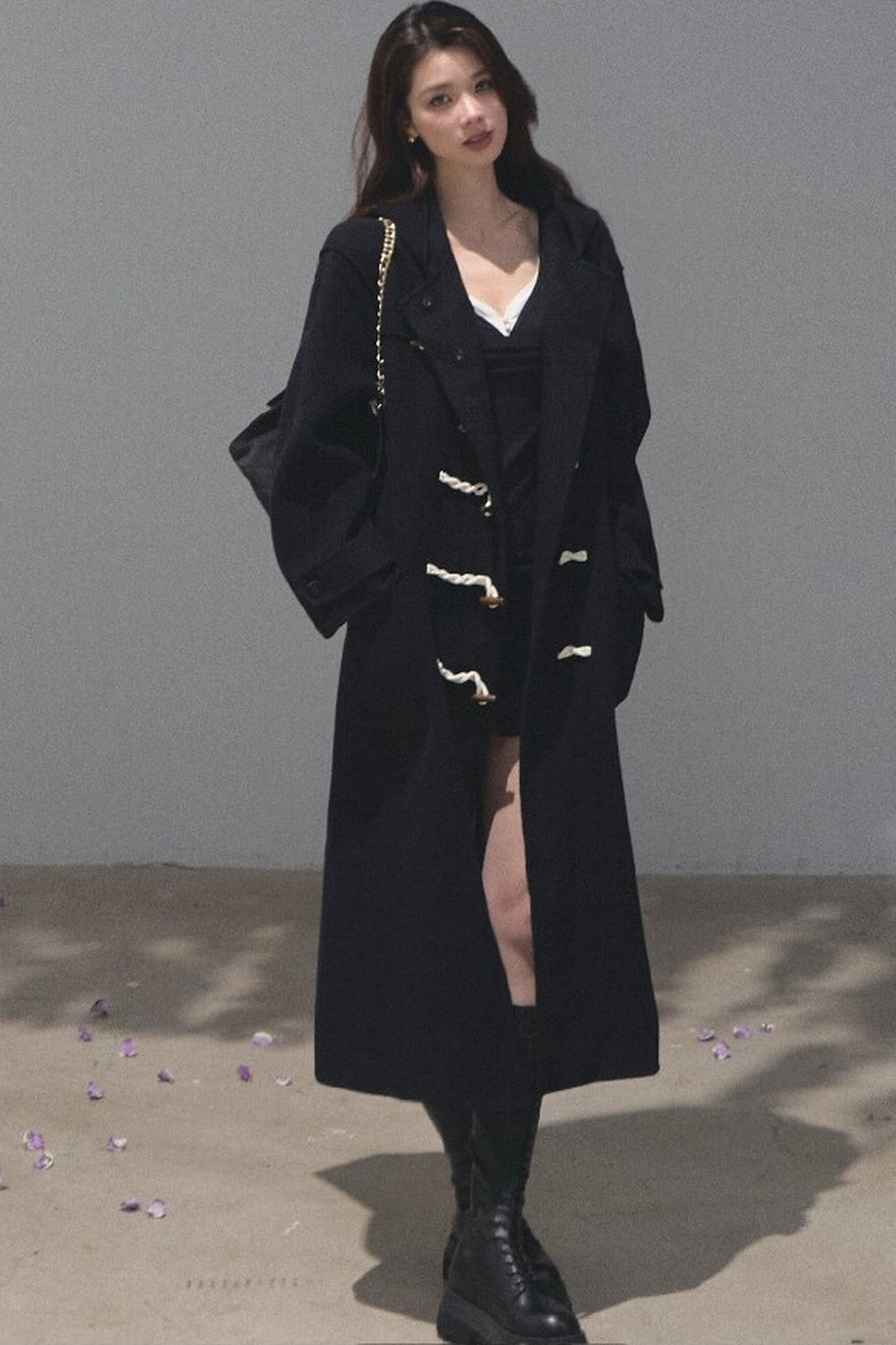 Manteau en laine à capuche avec brandebourgs