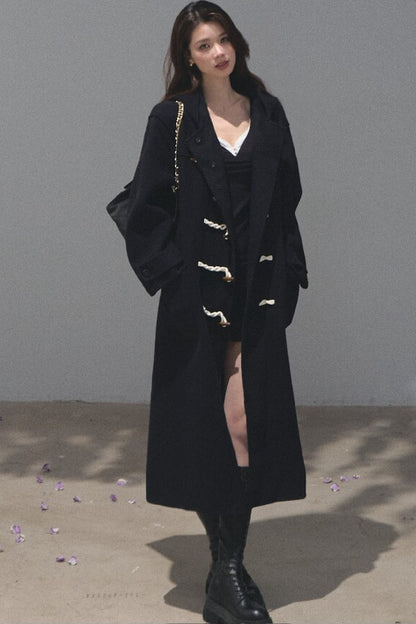 Manteau en laine à capuche avec brandebourgs
