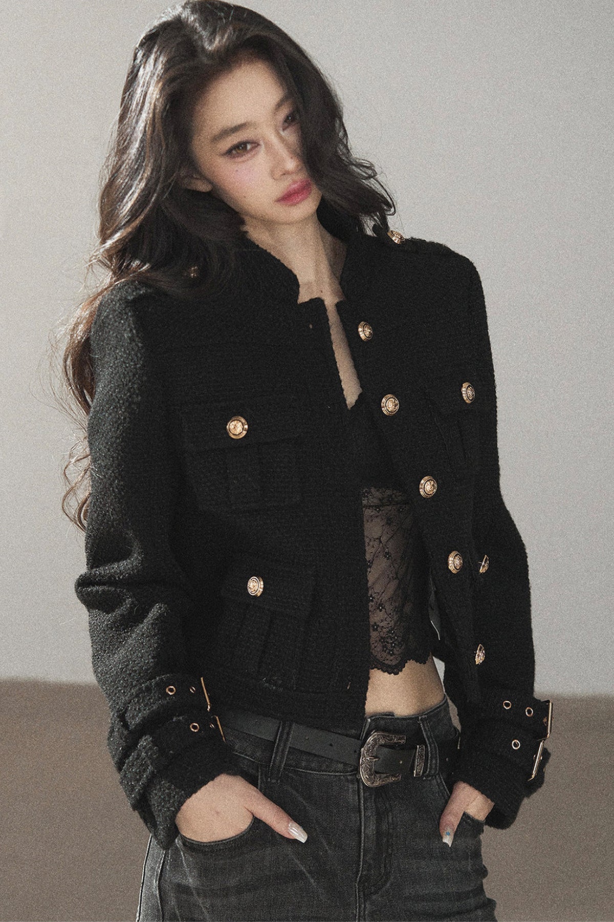 Completo giacca e top multi-tasca nero intenso in stile Chanel selvaggio