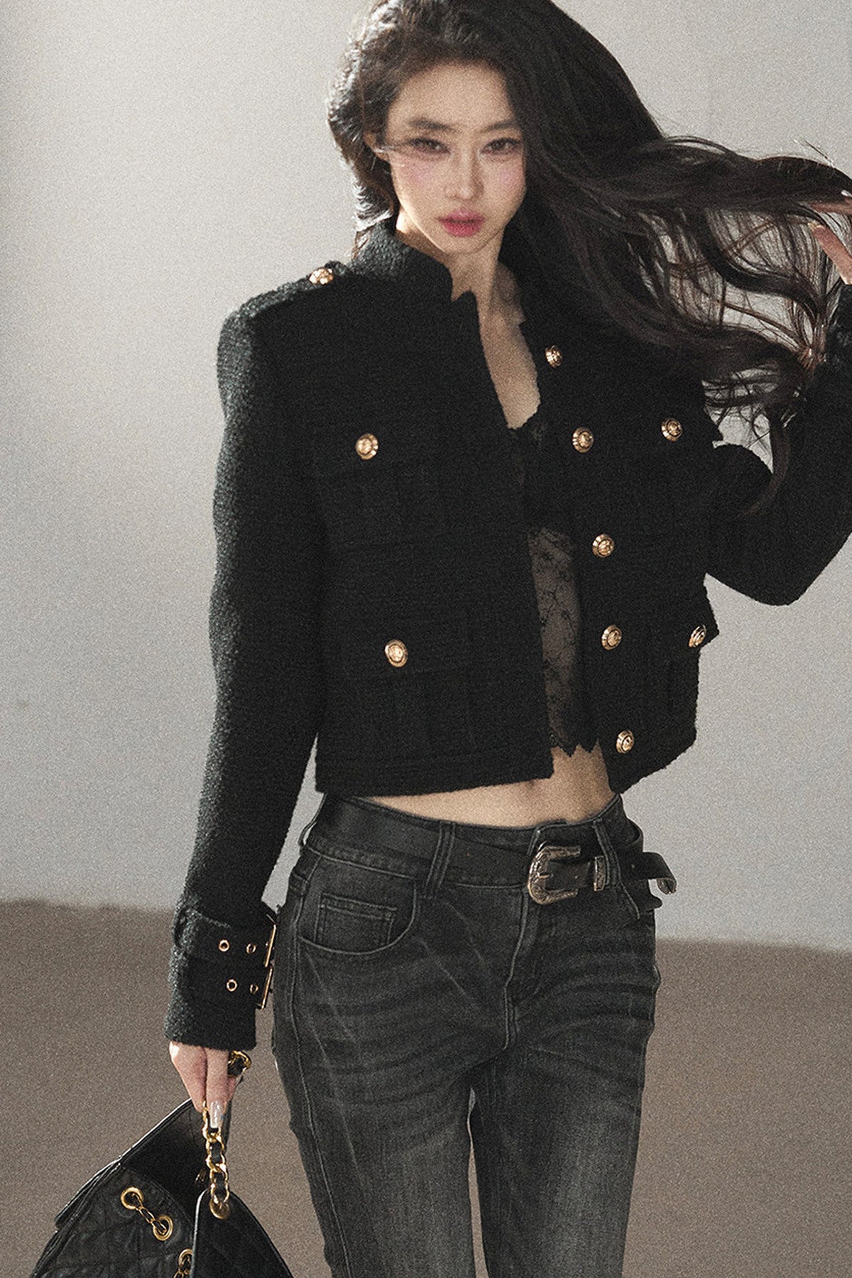 Completo giacca e top multi-tasca nero intenso in stile Chanel selvaggio