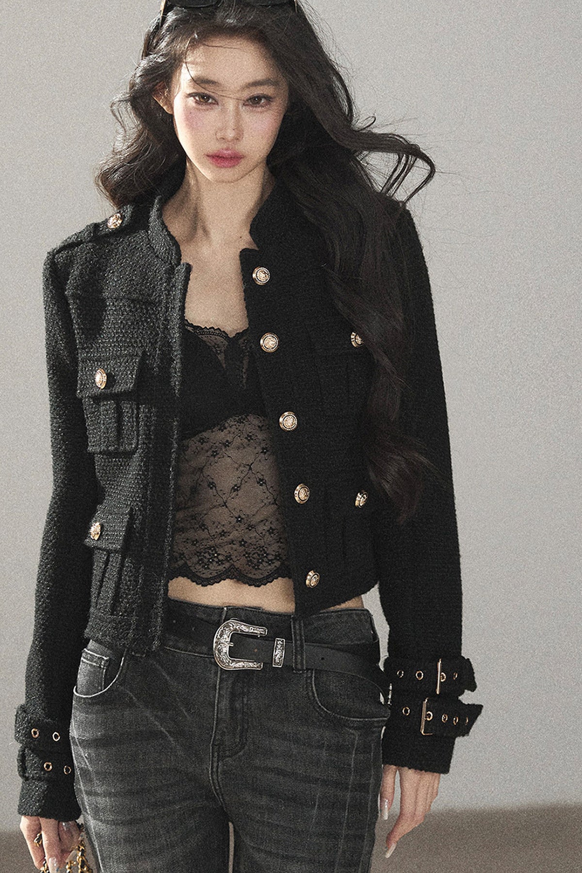 Completo giacca e top multi-tasca nero intenso in stile Chanel selvaggio