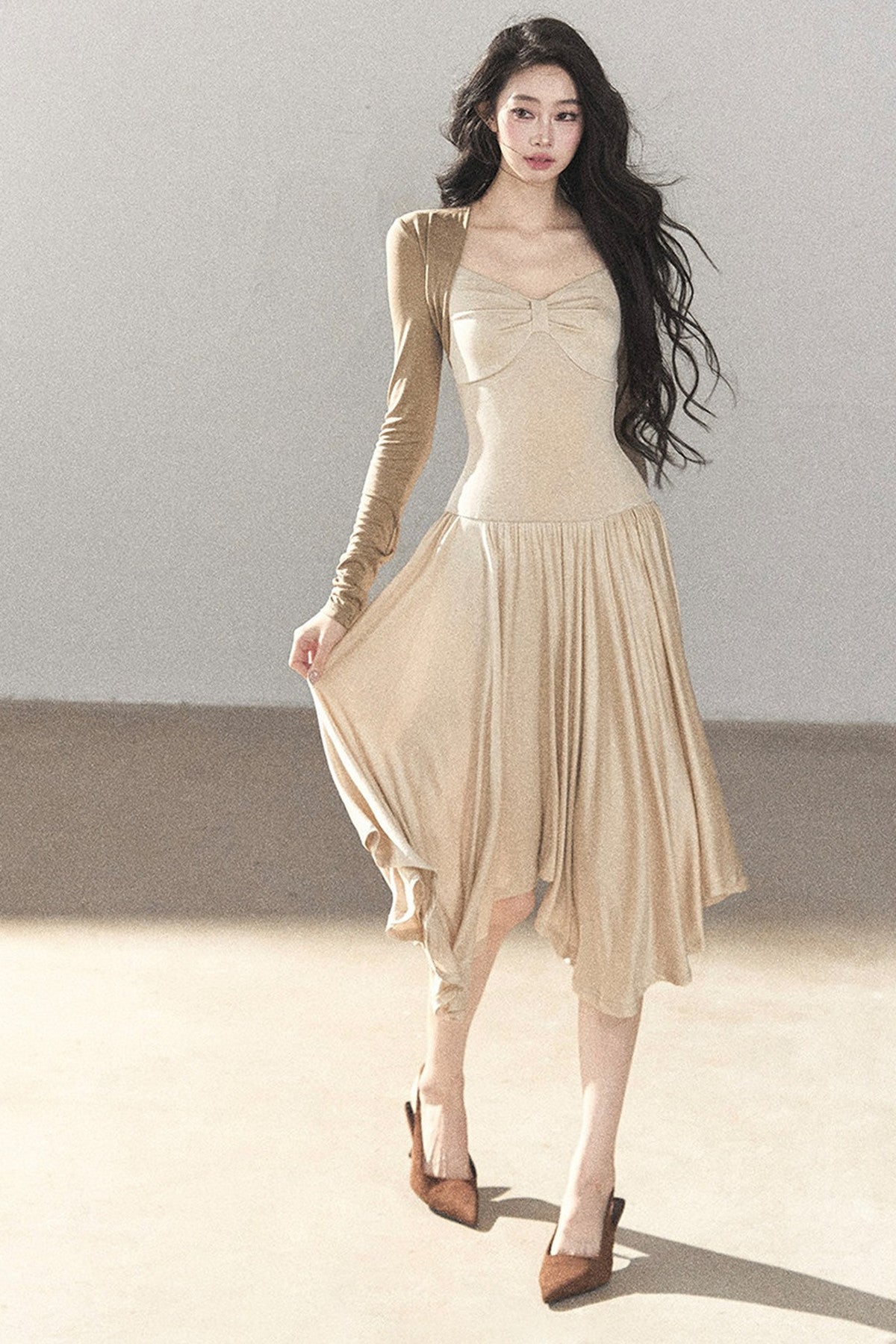 Elegantes langes Kleid im koreanischen Stil mit taillierter Passform
