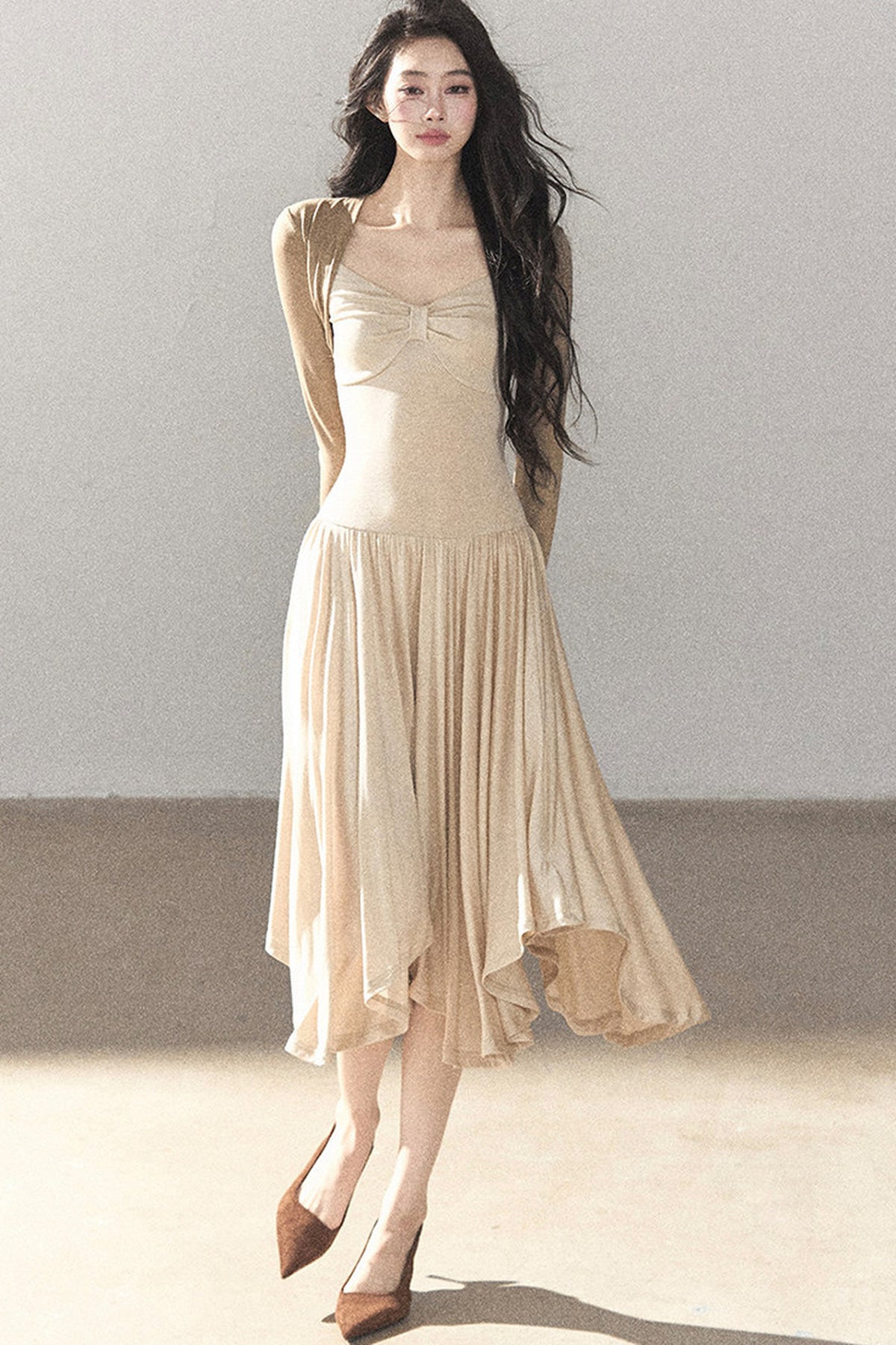 Elegantes langes Kleid im koreanischen Stil mit taillierter Passform