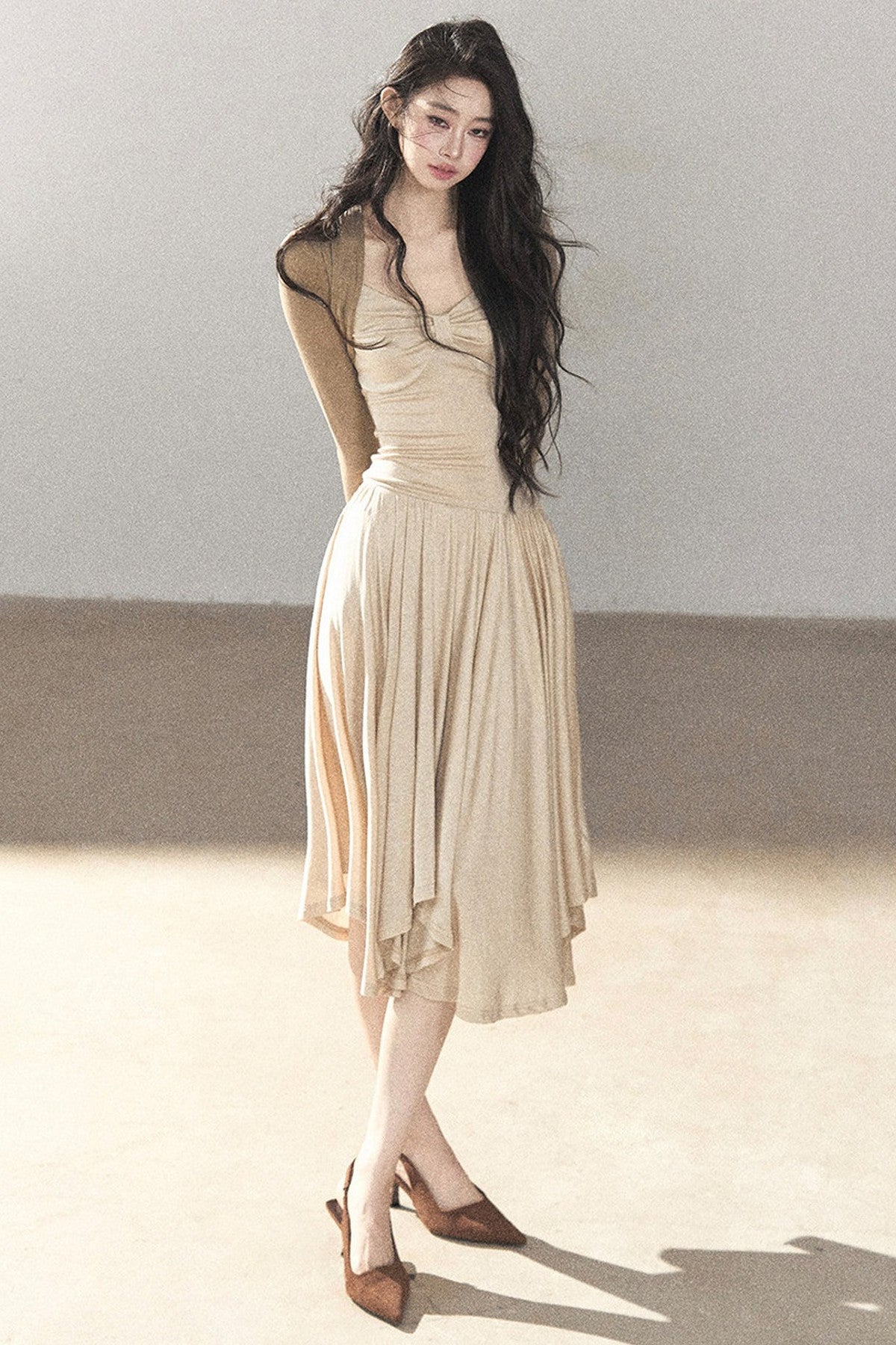 Elegantes langes Kleid im koreanischen Stil mit taillierter Passform