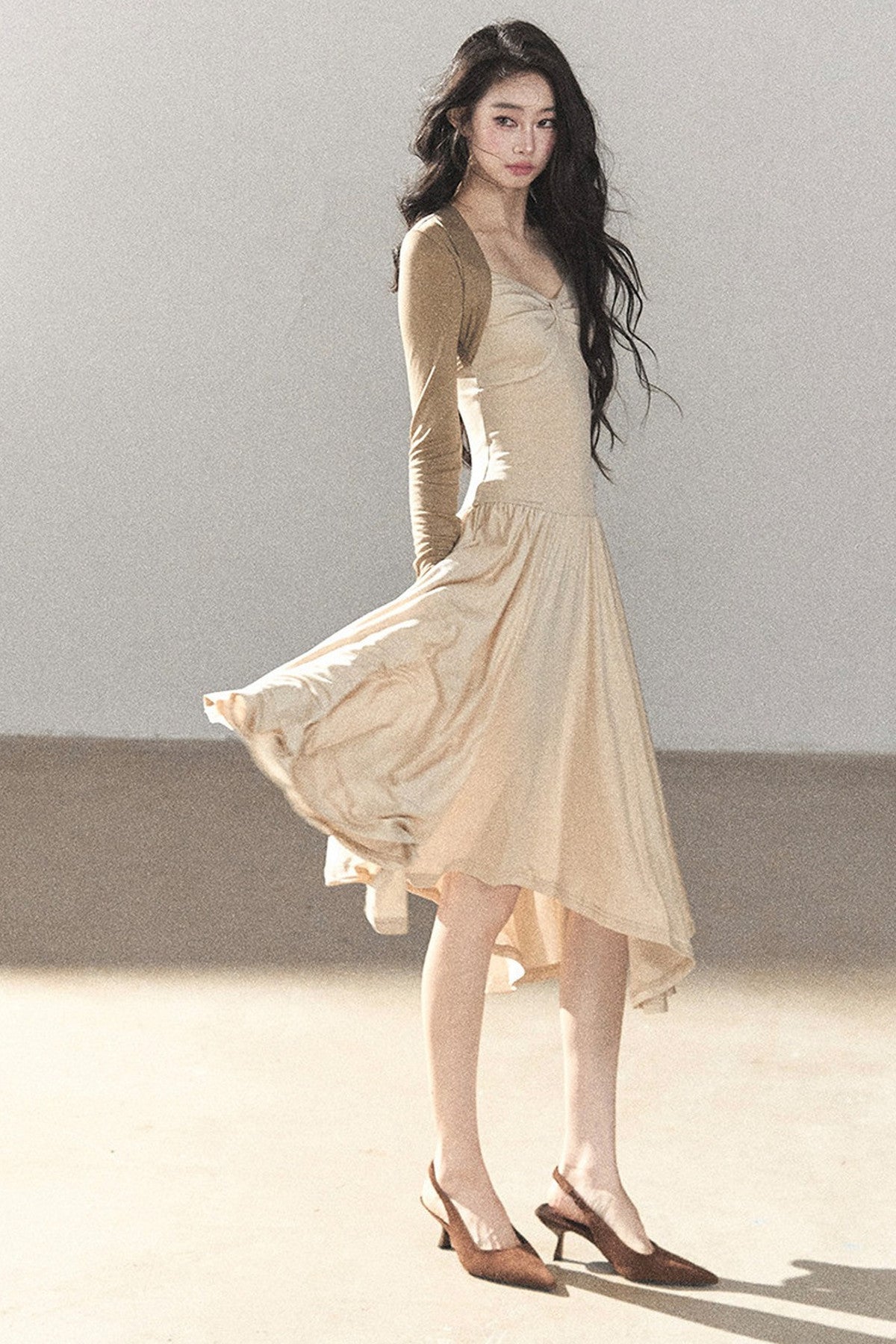 Elegantes langes Kleid im koreanischen Stil mit taillierter Passform