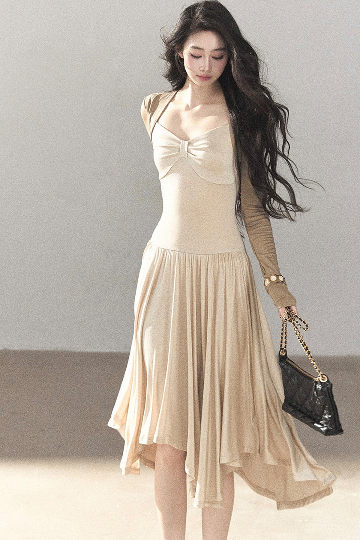 Elegantes langes Kleid im koreanischen Stil mit taillierter Passform