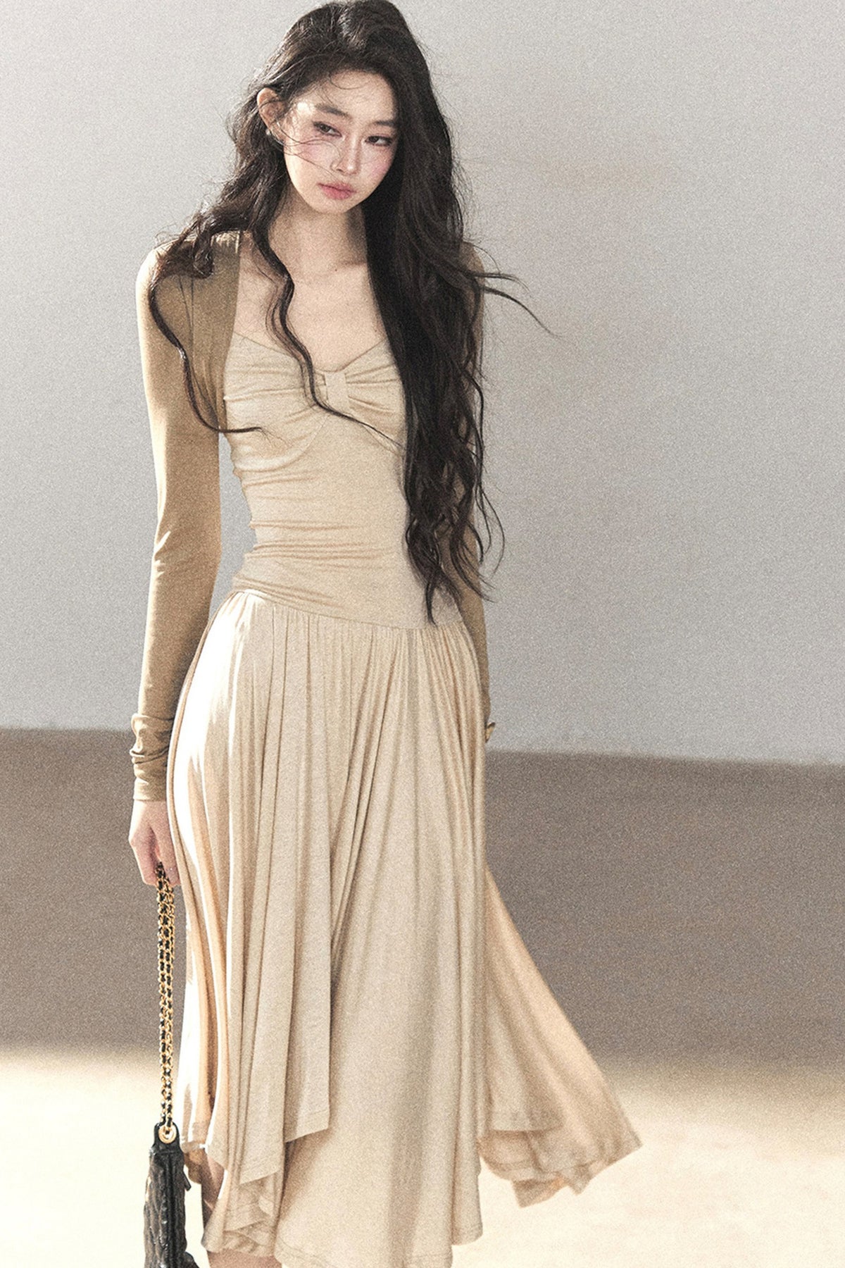 Elegantes langes Kleid im koreanischen Stil mit taillierter Passform