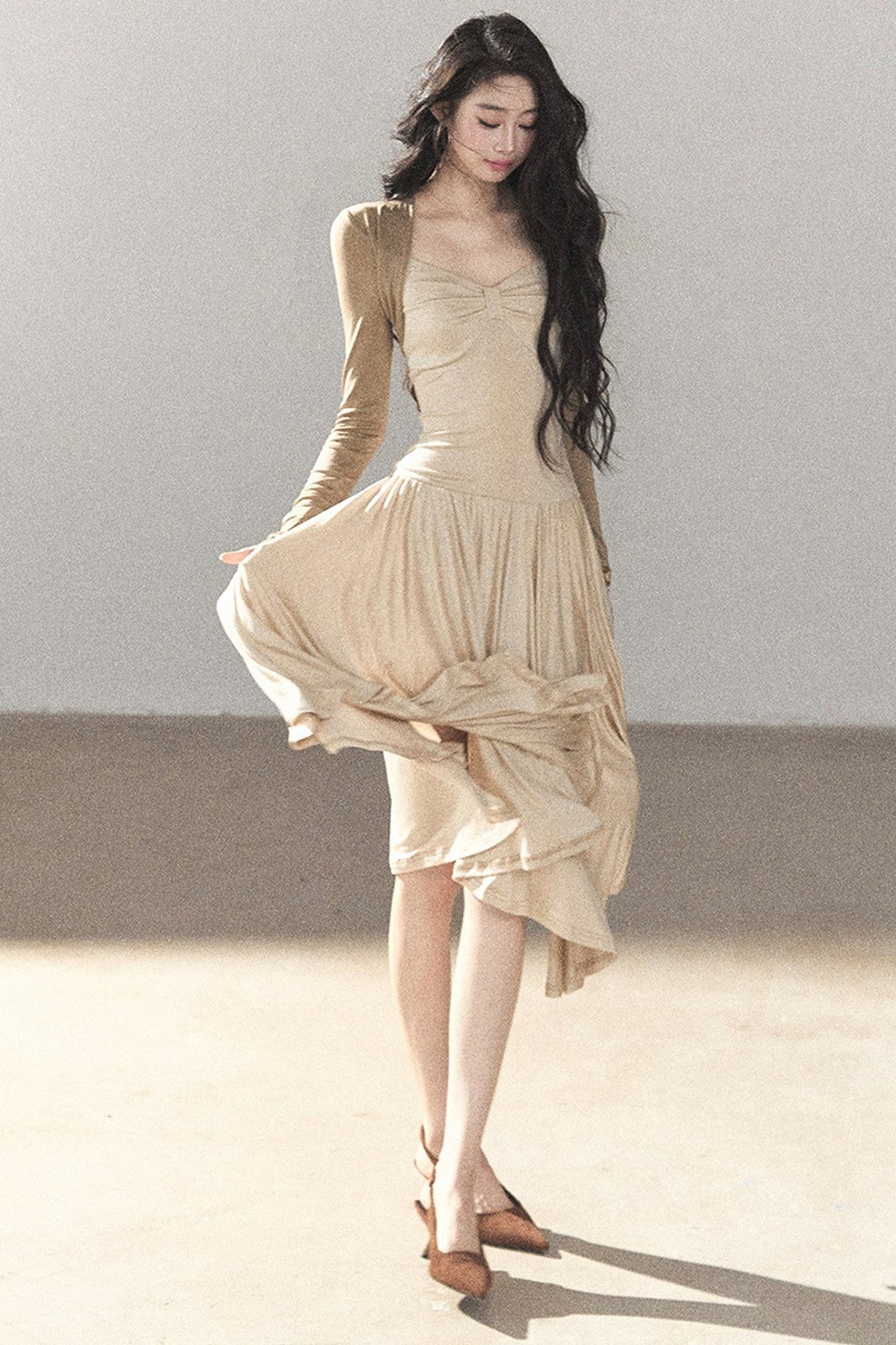 Elegantes langes Kleid im koreanischen Stil mit taillierter Passform
