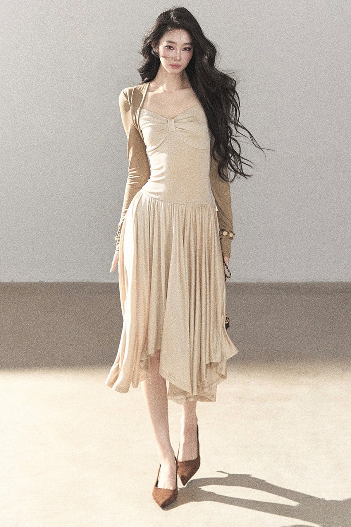 Elegantes langes Kleid im koreanischen Stil mit taillierter Passform