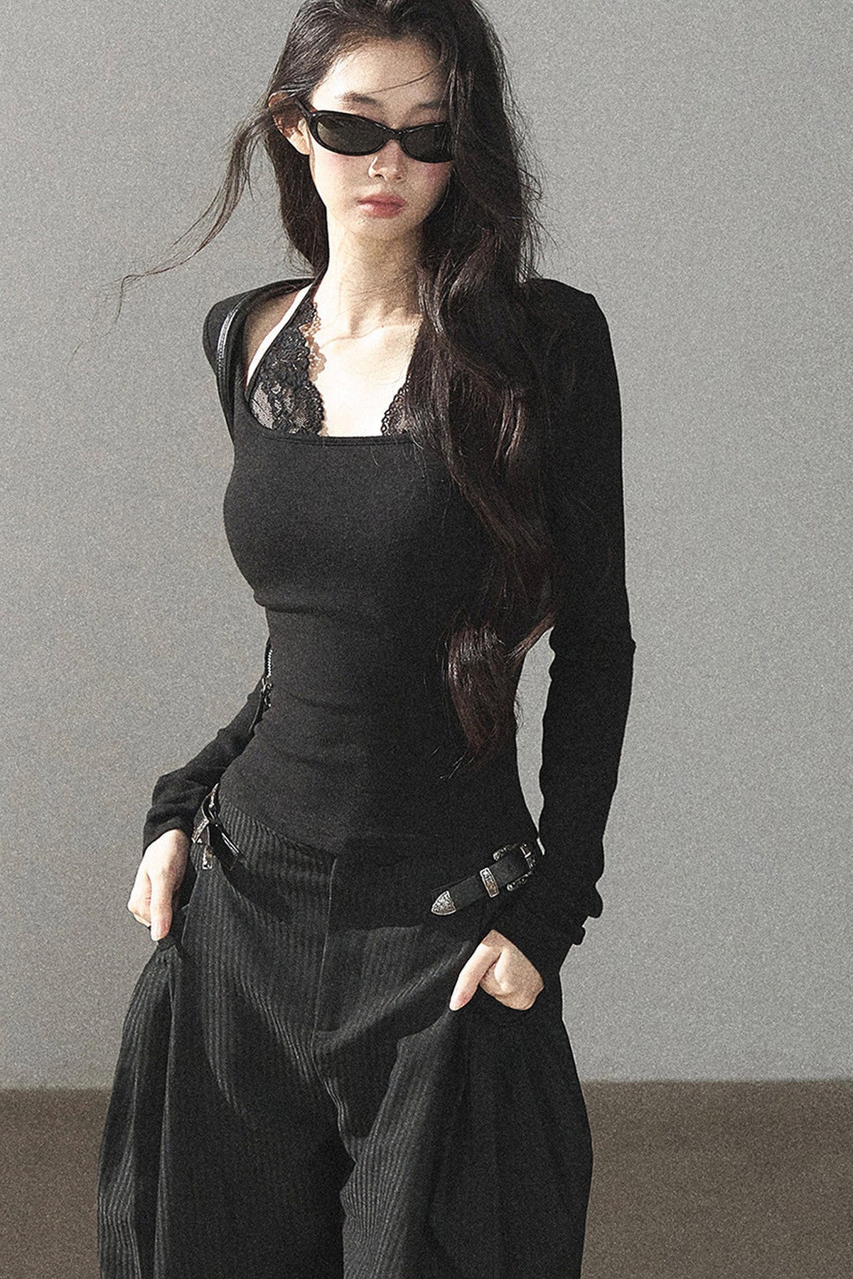 Camiseta halter de encaje con efecto de capas