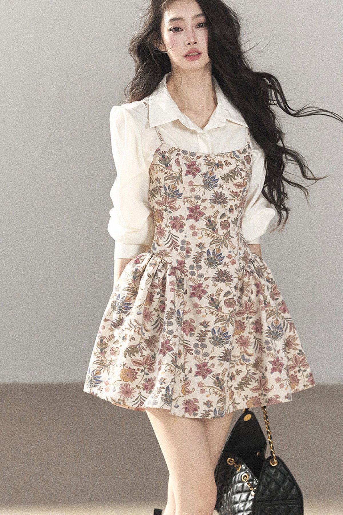 Ensemble robe à bretelles florale et chemise