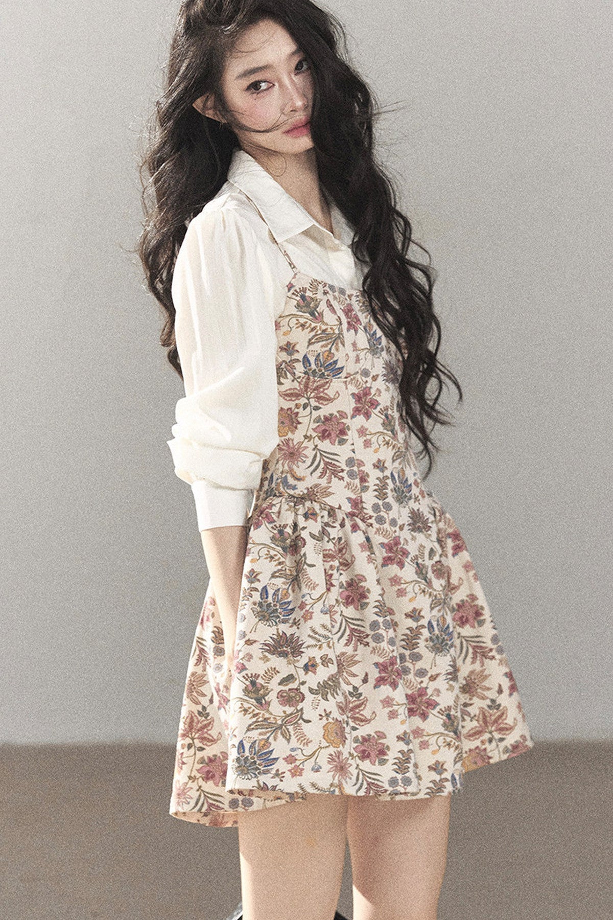 Ensemble robe à bretelles florale et chemise