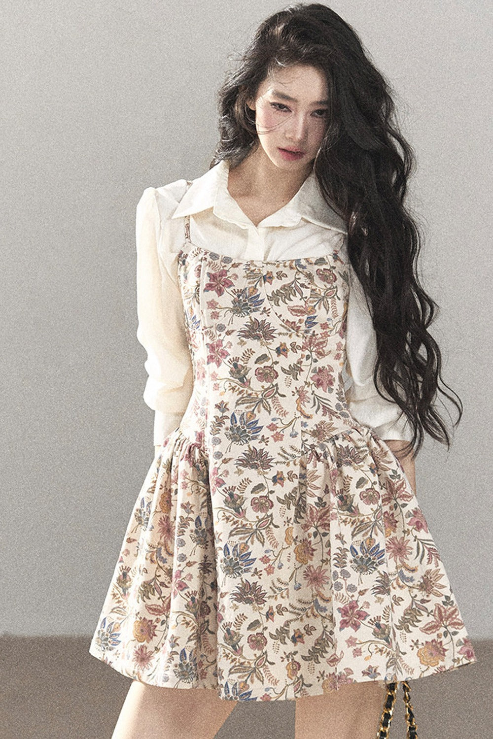 Ensemble robe à bretelles florale et chemise