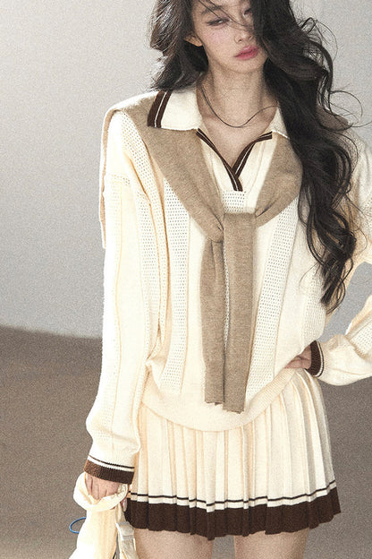 Completo con top a maglia, gonna corta plissettata e giacca