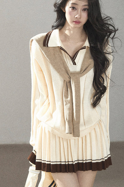 Completo con top a maglia, gonna corta plissettata e giacca