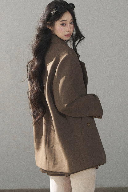 Ensemble sophistiqué avec blazer, haut et jupe