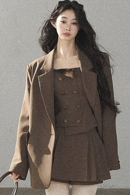 Ensemble sophistiqué avec blazer, haut et jupe