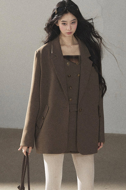Ensemble sophistiqué avec blazer, haut et jupe