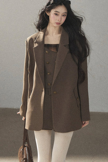 Ensemble sophistiqué avec blazer, haut et jupe