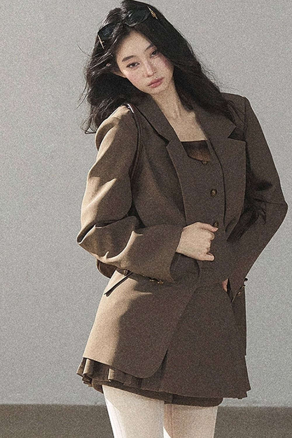 Ensemble sophistiqué avec blazer, haut et jupe