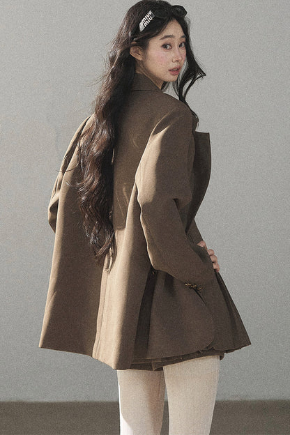 Ensemble sophistiqué avec blazer, haut et jupe