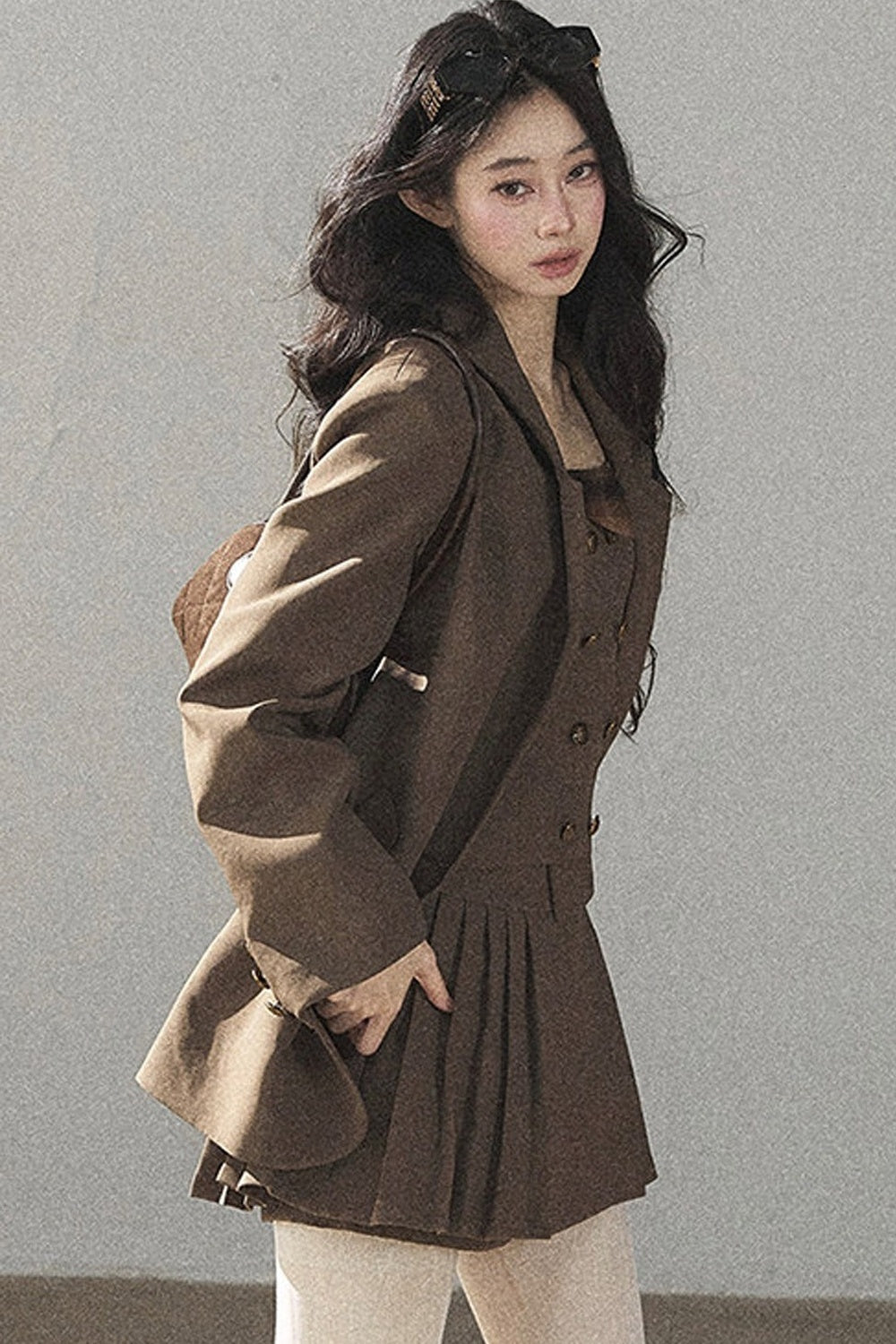 Ensemble sophistiqué avec blazer, haut et jupe