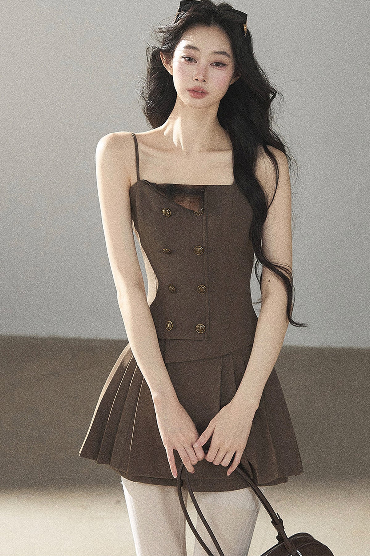 Ensemble sophistiqué avec blazer, haut et jupe