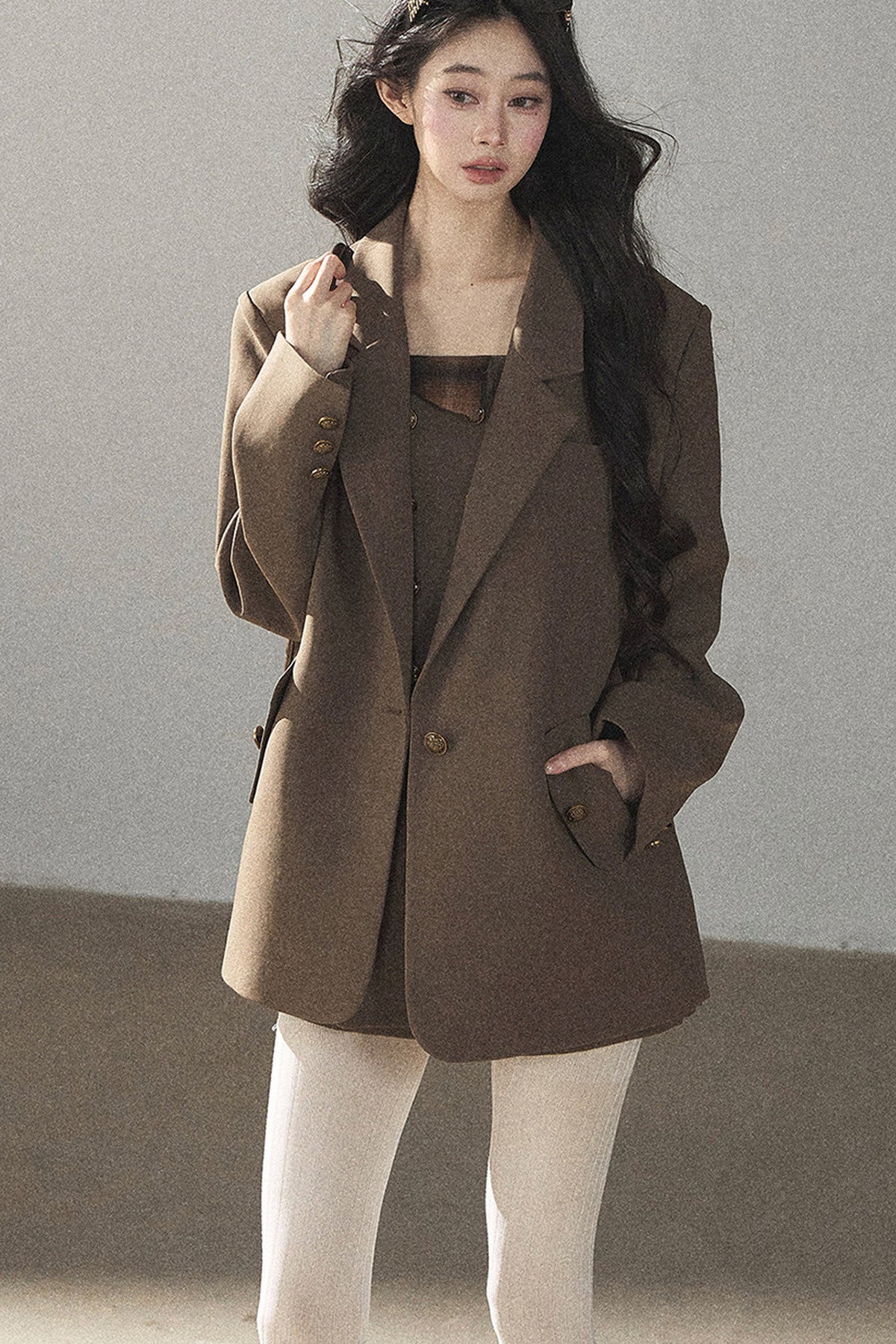 Ensemble sophistiqué avec blazer, haut et jupe