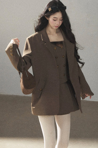 Ensemble sophistiqué avec blazer, haut et jupe