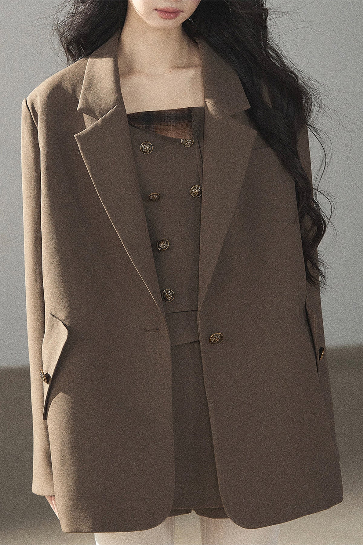 Ensemble sophistiqué avec blazer, haut et jupe