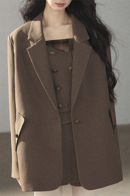 Ensemble sophistiqué avec blazer, haut et jupe