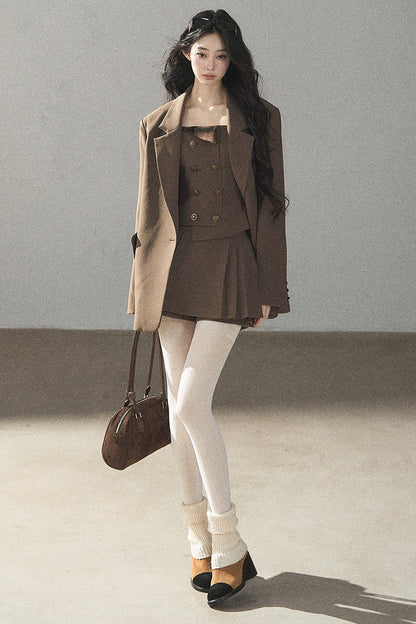 Ensemble sophistiqué avec blazer, haut et jupe