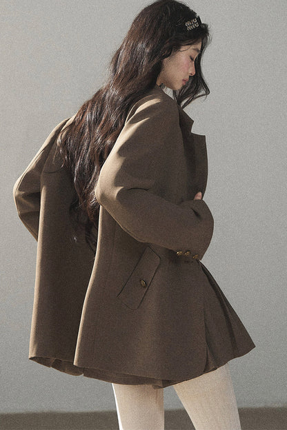 Ensemble sophistiqué avec blazer, haut et jupe