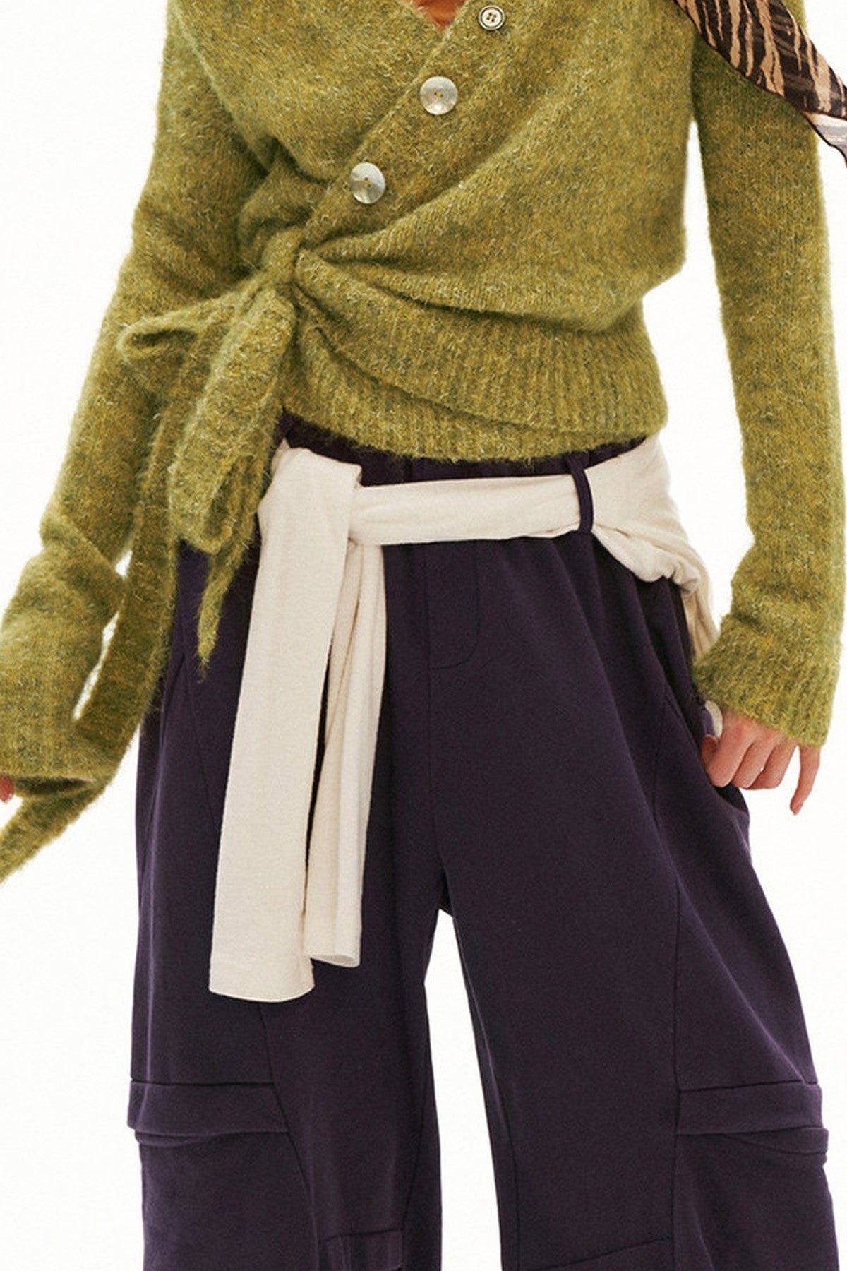 Pull en maille à boutons et liens croisés